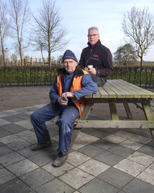 twee mannen op een picknicktafel