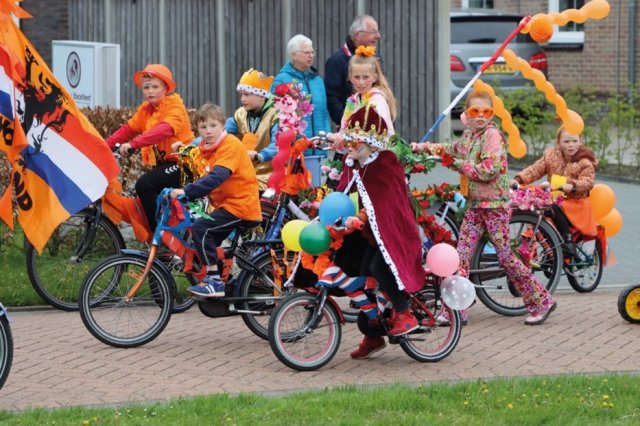 Versierde fietsenoptocht