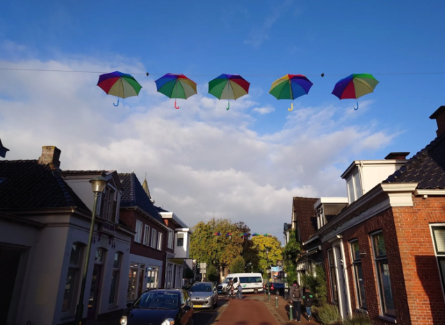 Kleurige paraplu's hangend over de weg als straatversiering