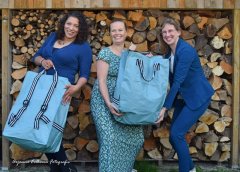 Drie dames met keldingruiltassen