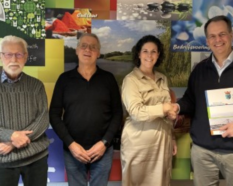 Op de foto van links naar rechts: G.J.J. Lamers, B.J.M. Elbers, wethouder Van den Boom, G.A.J. Lamers