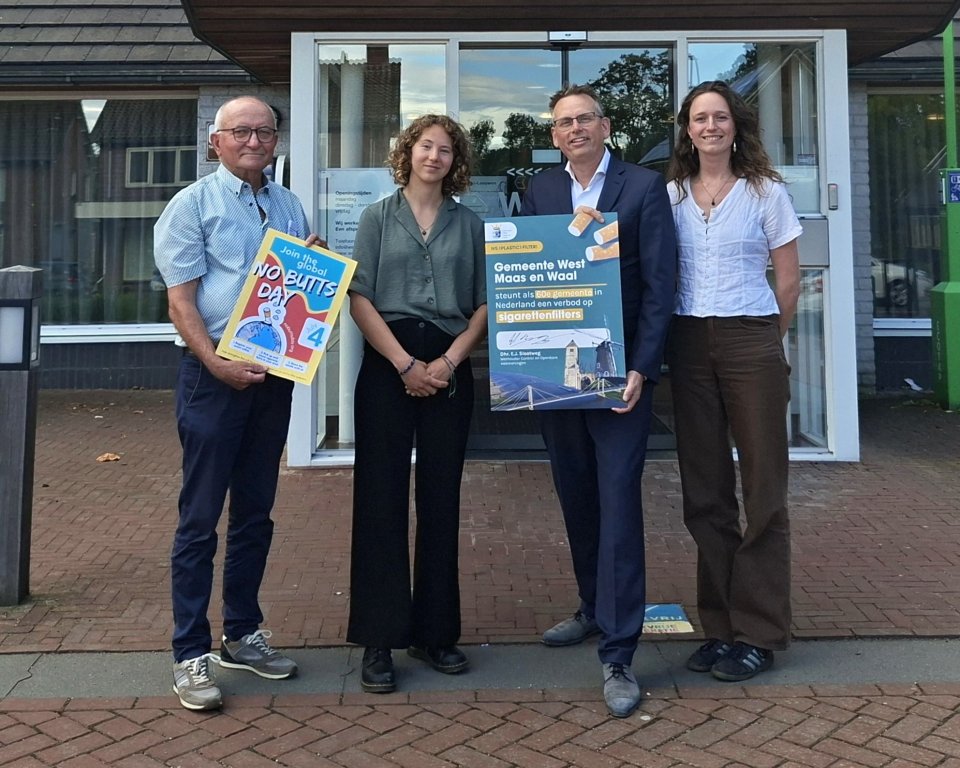 Op de foto: Lambert Romijnders, coördinator zwerfafvalbrigade Beneden-Leeuwen en wethouder Evert Jan Slootweg. Met Minke Meijer en Noortje van Randwijk van de No Plastic Filter campagne (Fair Resource Foundation)