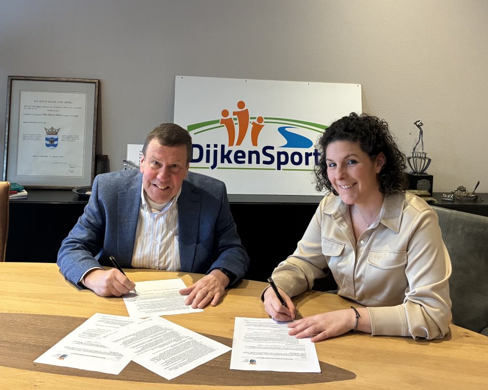 Wethouder Marieke van den Boom en voorzitter Freek van Wamel van DijkenSport tekenen de sponsorovereenkomst