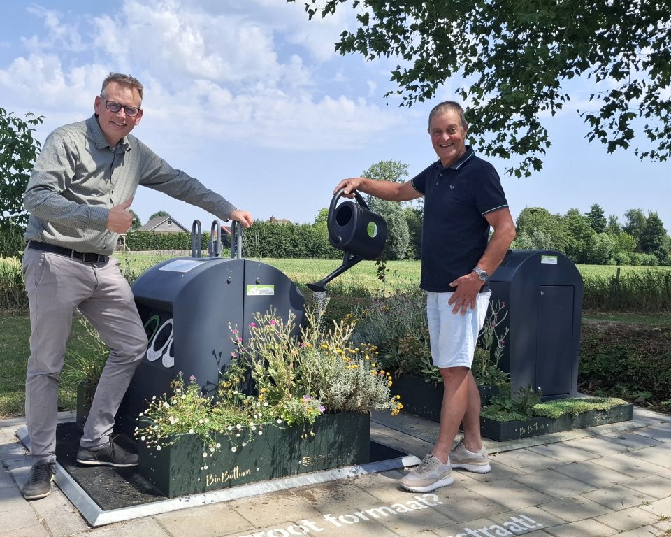 Wethouder Slootweg en Cor van Summeren bij een containertuintje