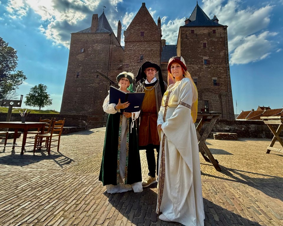 Wethouder Carla Kreuk van Tiel, wethouder Ed Goossens Zaltbommel en wethouder Marieke van den Boom van West Maas en Waal gaan samenwerken om het Hanze-erfgoed tot leven te brengen