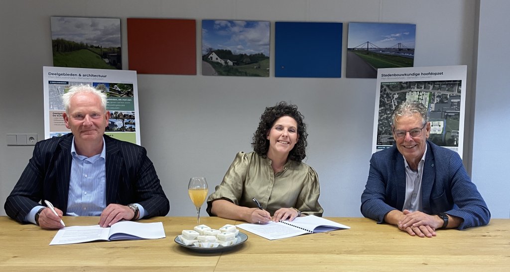 Op de foto van links naar rechts: Roland de Waal, directeur Whoon Bouw en Ontwikkeling B.V., Marieke van den Boom, wethouder gemeente West Maas en Waal en Martin Scherpenborg, directeur TiBo Vastgoed.