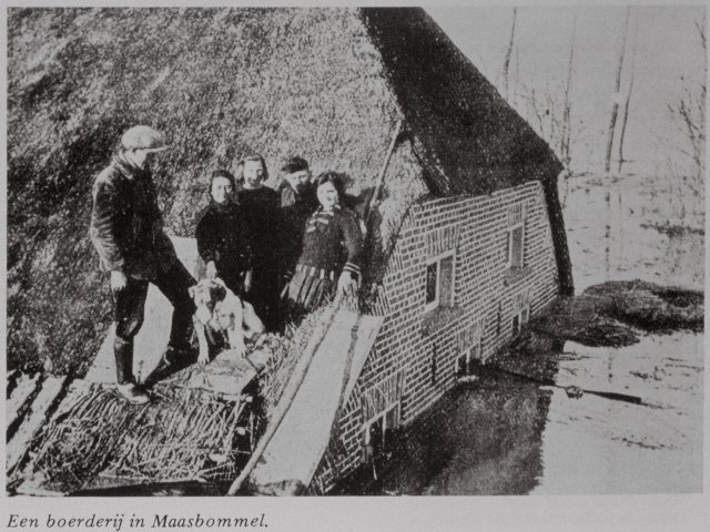 Familie op dak van een boerderij midden in het hoge water