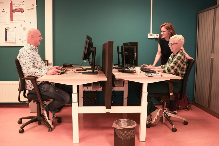 Siebolt, Elza en Pietsje overleggen met elkaar en gaan soms ook met elkaar op huisbezoek bij een huurder.