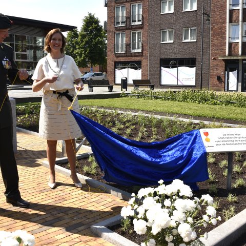 Onthulling Witte Anjerperkje