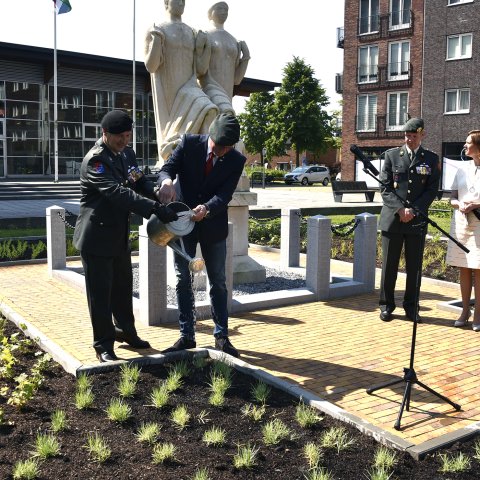 Onthulling Witte Anjerperkje