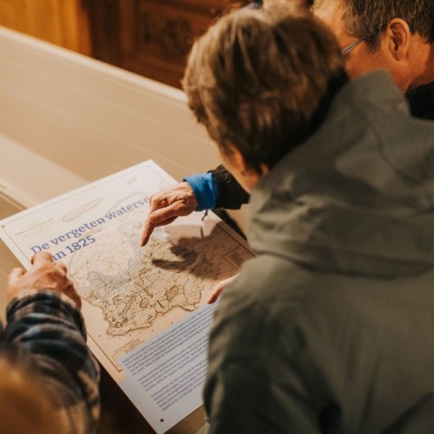 Inwoners bekijken informatie over de Vergeten Watersnoodramp