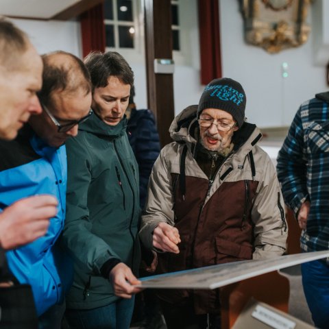 Inwoners bekijken informatie over de Vergeten Watersnoodramp