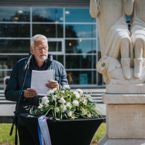 Roelof Bakker leest zijn gedicht voor