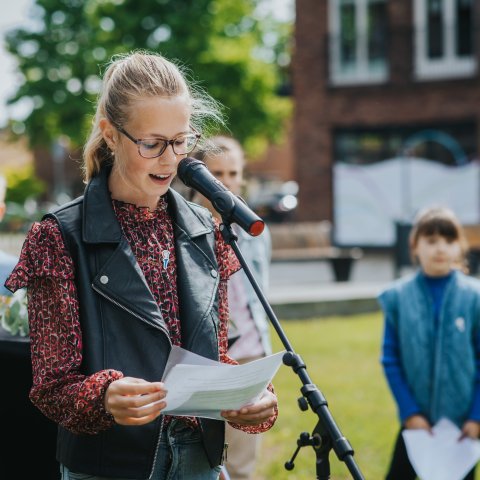 Leerling leest zelfgeschreven gedicht voor