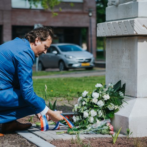 Locoburgemeester Roelof Theun Hoen legt bloemstuk