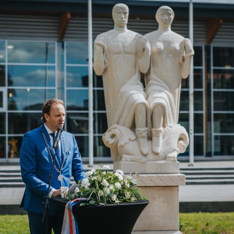 Locoburgemeester Roelof Theun Hoen geeft zijn toespraak
