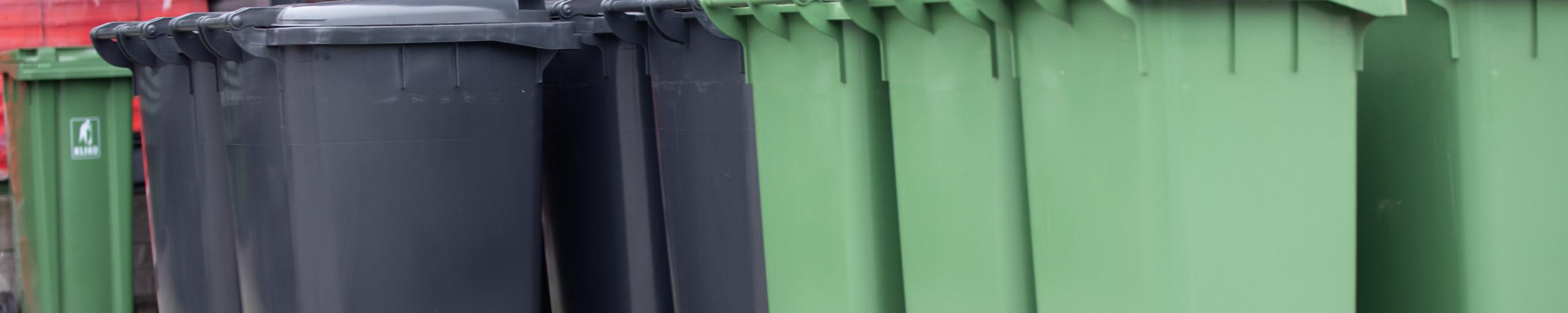 Groene en grijze containers op het afvalbrengstation
