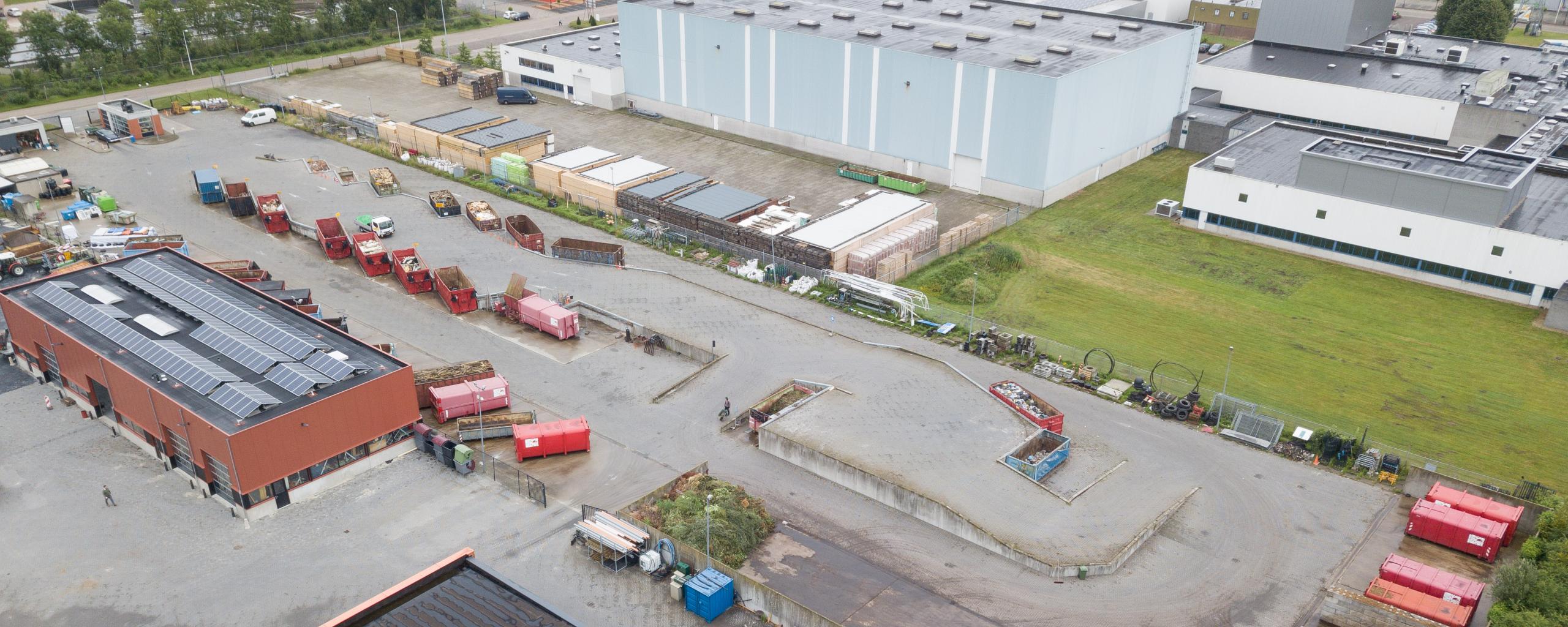 Luchtfoto van containers op het afvalbrengstation