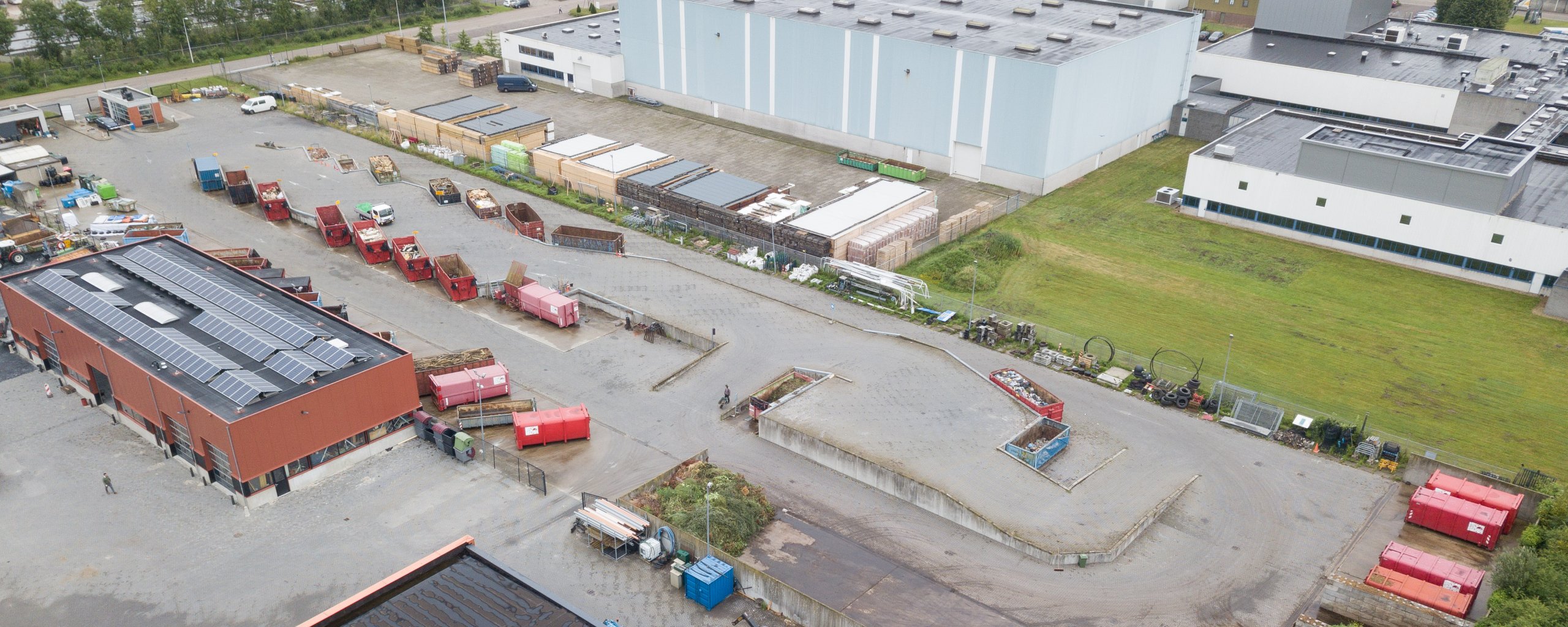 Luchtfoto van containers op het afvalbrengstation