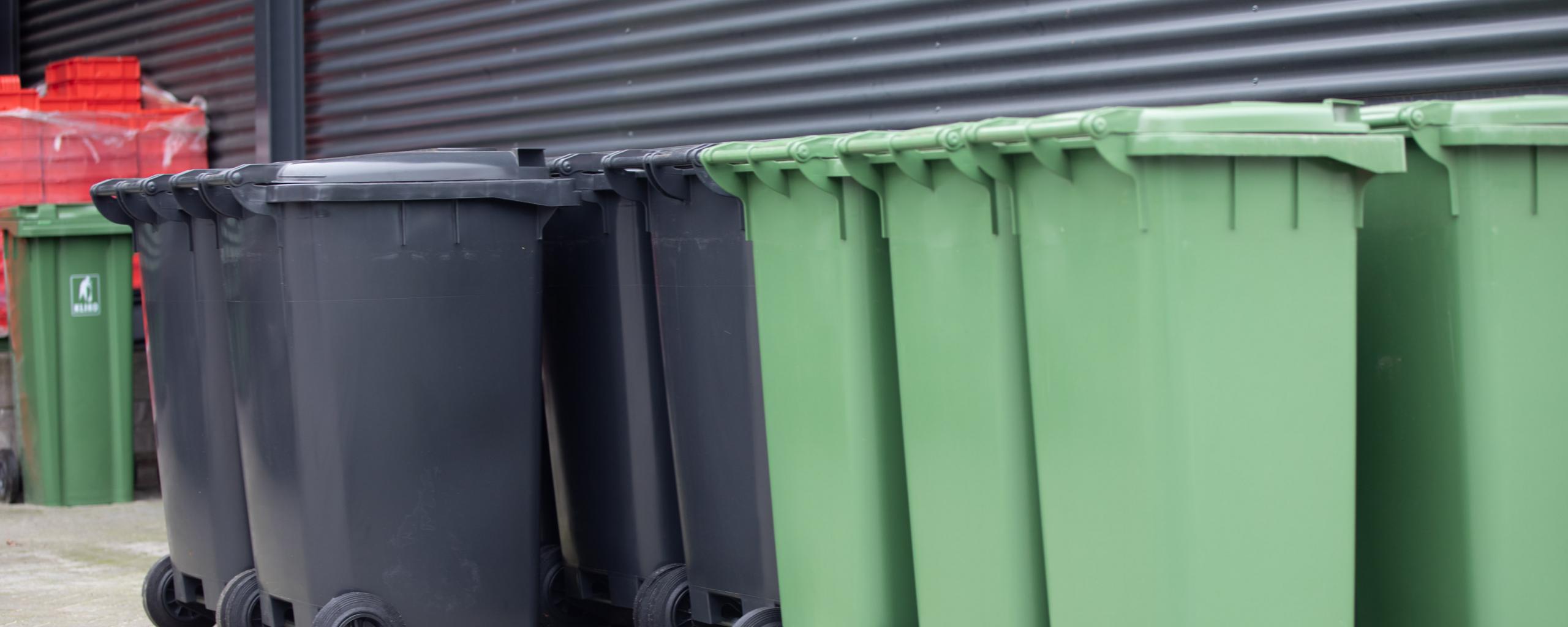 Groene en grijze containers op het afvalbrengstation