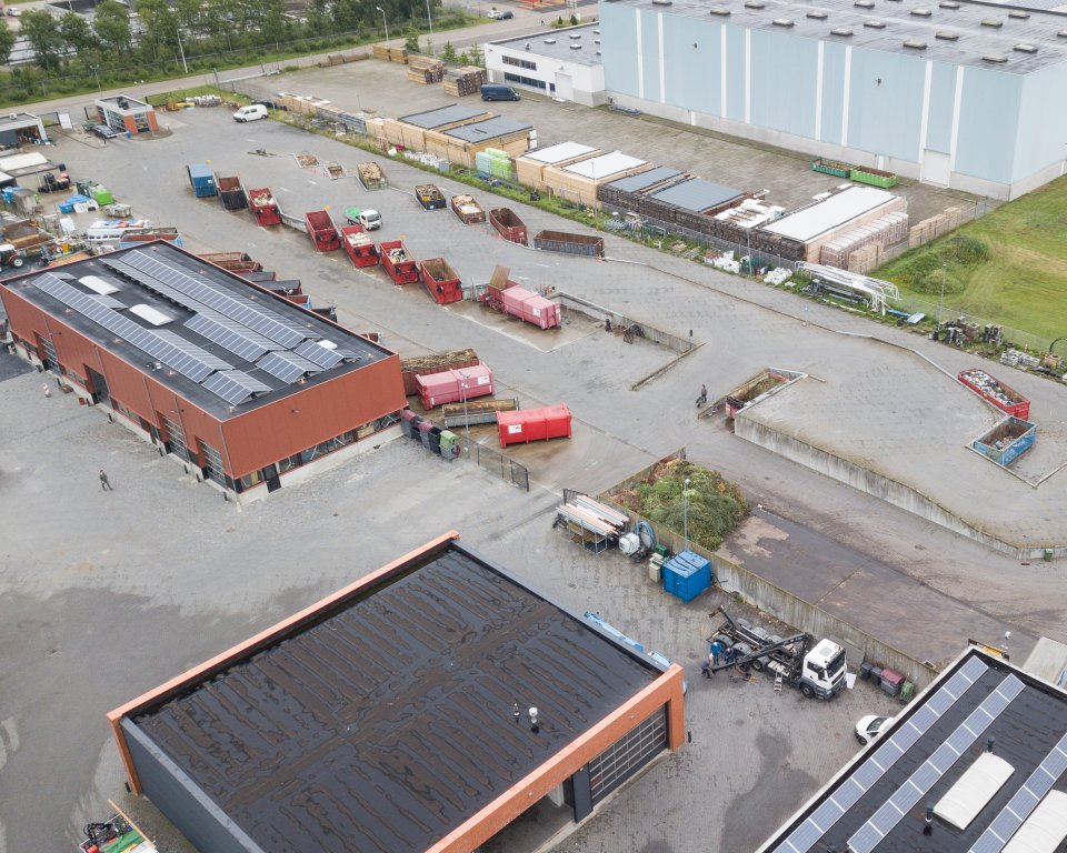 Luchtfoto van containers op het afvalbrengstation