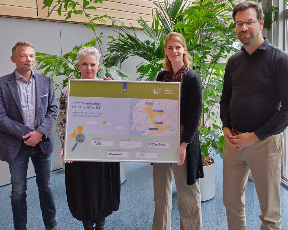 Aanwezigen (van rechts naar links) E. Stellingwerf, wethouder van gemeente Leeuwarden en co-voorzitter Friese Energietafel; M. Langedijk, waarnemend directeur netwerkontwikkeling RWS Noord-Nederland, H. den Hartigh, wethouder van gemeente Weststellingwerf en A. van Beem, vertegenwoordiger van gemeente Smallingerland. 