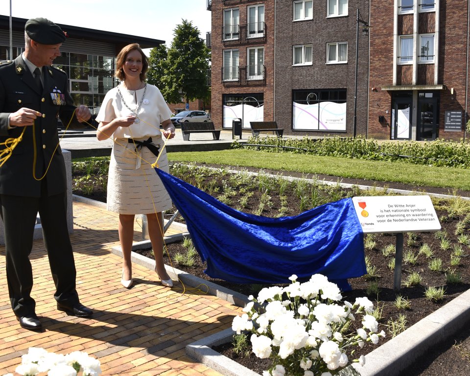 Onthulling Witte Anjerperkje