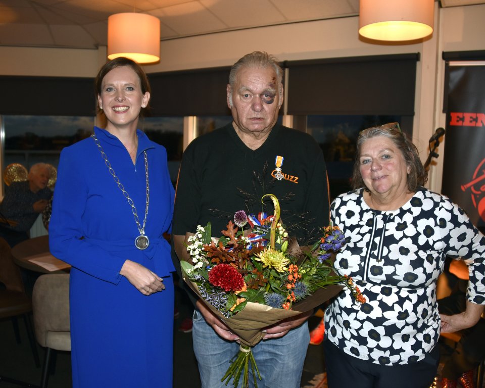 Burgemeester reikt koninklijke onderscheiding uit