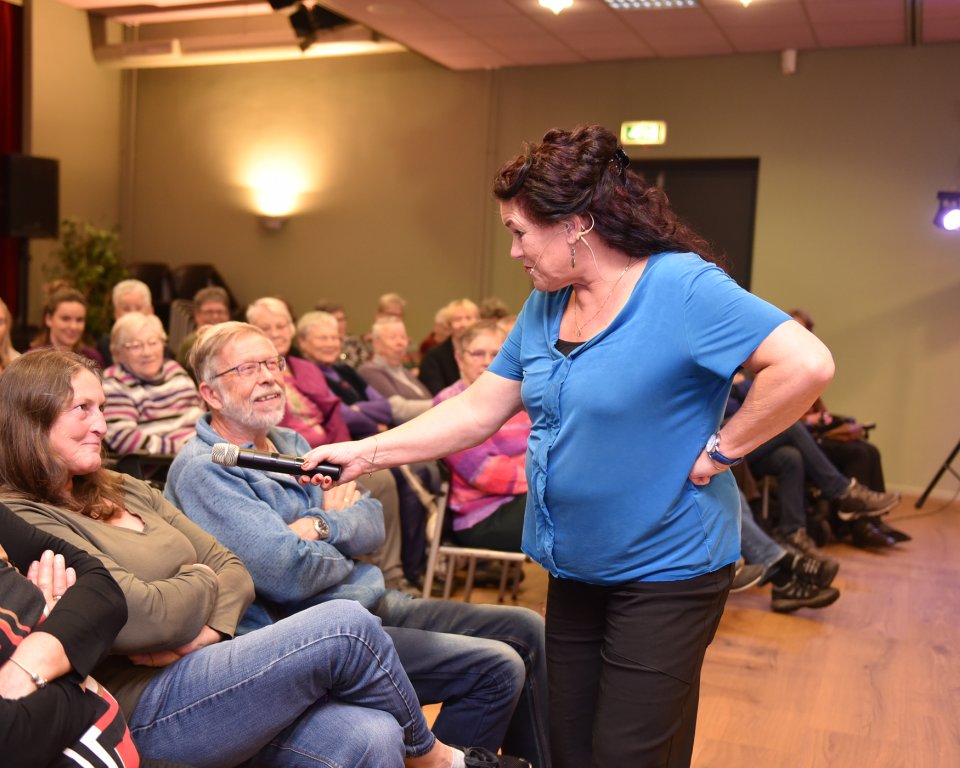 Foto Lenus van der Broek: Jacky van Leth, spelleider van Theater Boven Water, in gesprek met mantelzorgers tijdens de Dag van de Mantelzorg in gemeente Weststellingwerf.