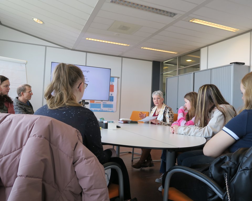 Heidi den Hartigh verwelkomt de leerlingen in het gemeentehuis.