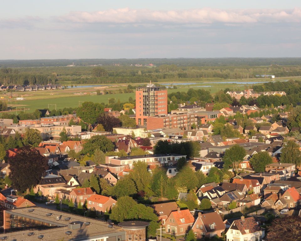 Luchtfoto Wolvega en het gemeentehuis