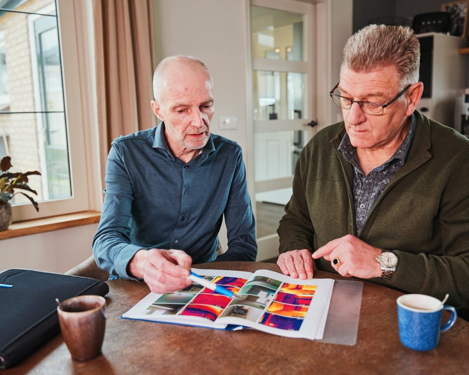 Henk Dam en Harry Bos nemen de energiescans van de woning door. 