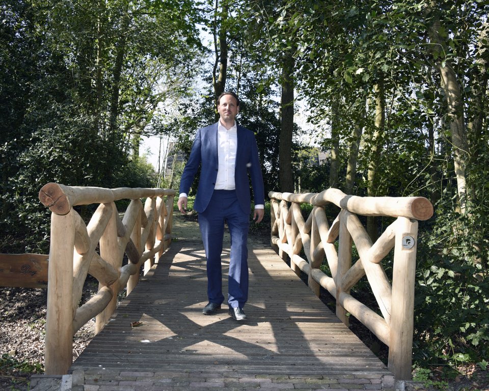 Wethouder Hoen in parktuin mejuffrouw Sickenga