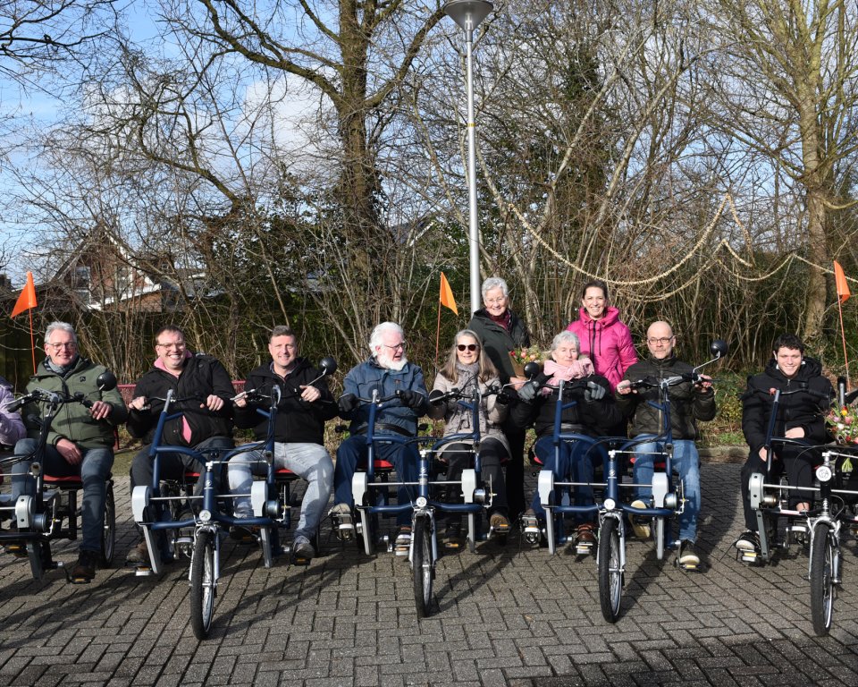 Gemeente Weststellingwerf overhandigt drie nieuwe duofietsen aan fietsproject 'Fiets Mee!' van Alliade