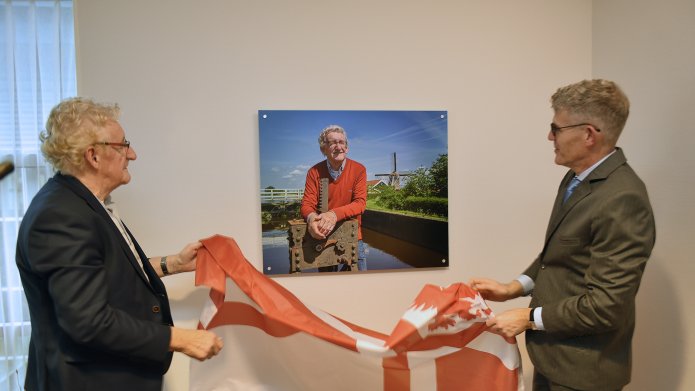 Ereburger Johan Veenstra onthult samen met burgemeester André van de Nadort zijn portret in de galerij ereburgers van gemeente Weststellingwerf. 
