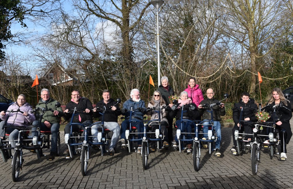 Gemeente Weststellingwerf overhandigt drie nieuwe duofietsen aan fietsproject 'Fiets Mee!' van Alliade