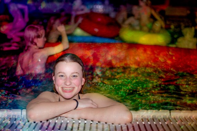 Meisje tijdens discozwemmen