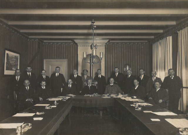 De oudste bewaard gebleven foto van het gemeentebestuur van 10 februari 1931