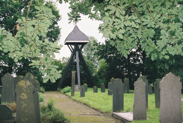 Kerkhof met klokkenstoel Nijeholtwolde