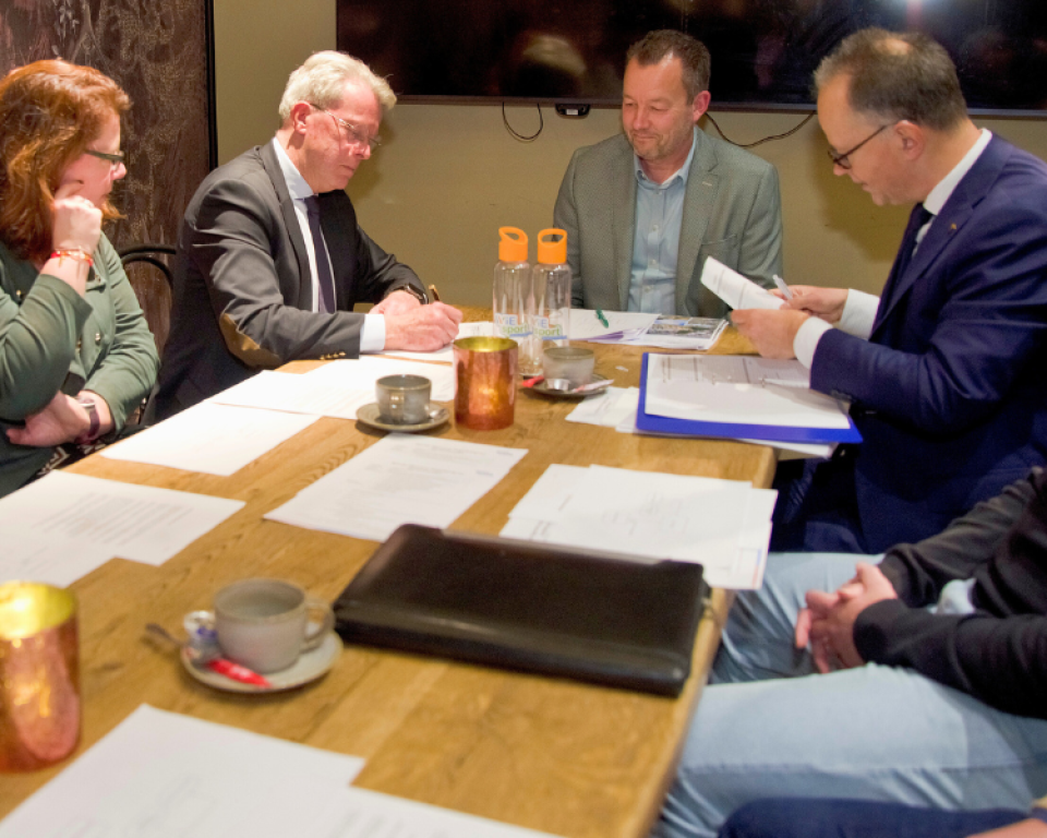 Ondertekening van het contract v.l.n.r.: Gerrit-Jan Kok (waarnemend burgemeester gemeente Wierden), Michel van Sluijs (directeur-bestuurder a.i.), Helmich Spijkerboer (notaris).