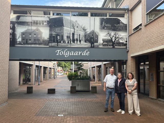 Bewoners bij nieuwe fotowand in de Tolgaarde, met beelden uit de rijke geschiedenis van deze plek in Wierden.