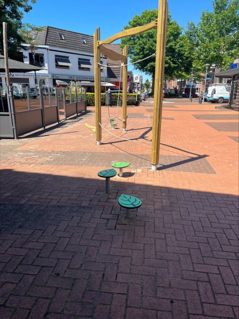 Nieuwe speelvoorziening met houten klimrekken en speelelementen aan de Tolgaarde in het centrum van Wierden