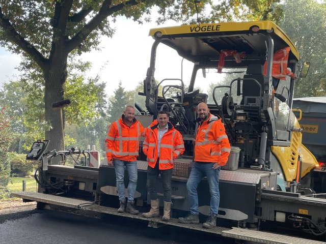 Wethouder Gert Jan ten Brinke bekijkt samen met wegwerkers de werkzaamheden aan de Bekkenhaarsweg in Wierden.