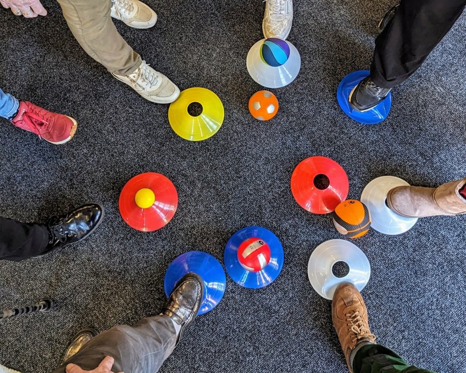 Senioren actief met een spel