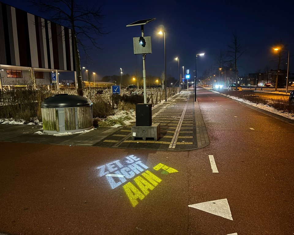 Foto van fietspad met tekst: zet je licht aan