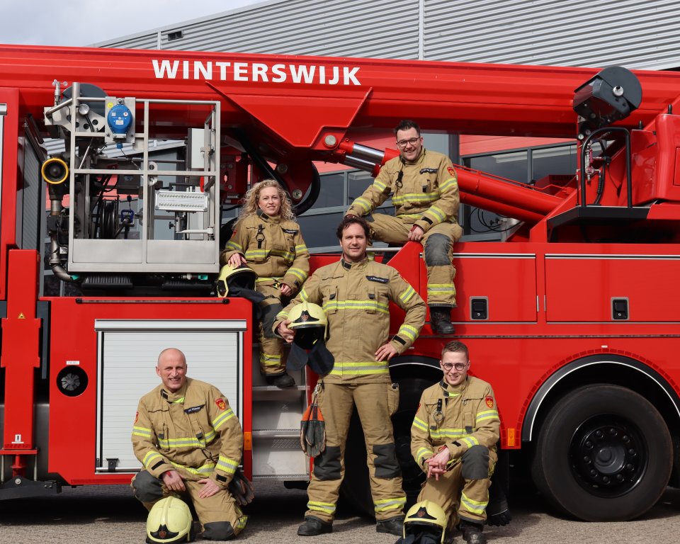 brandweerlieden voor hun blusauto met opschrift Winterswijk