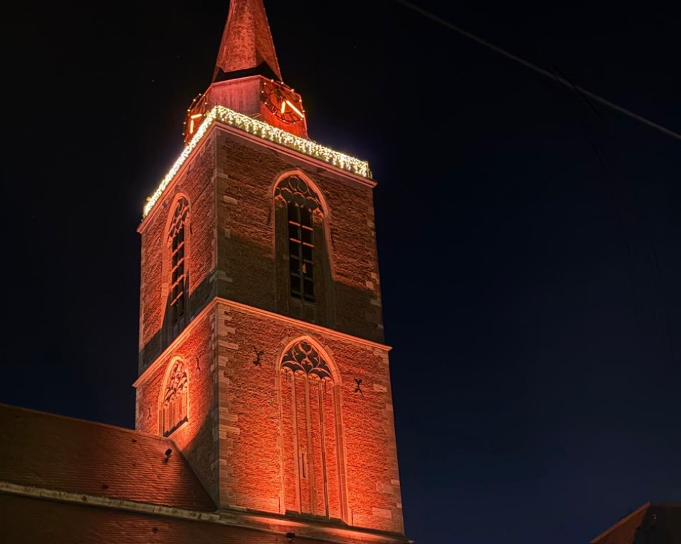 De Jacobstoren wordt met oranje licht verlicht