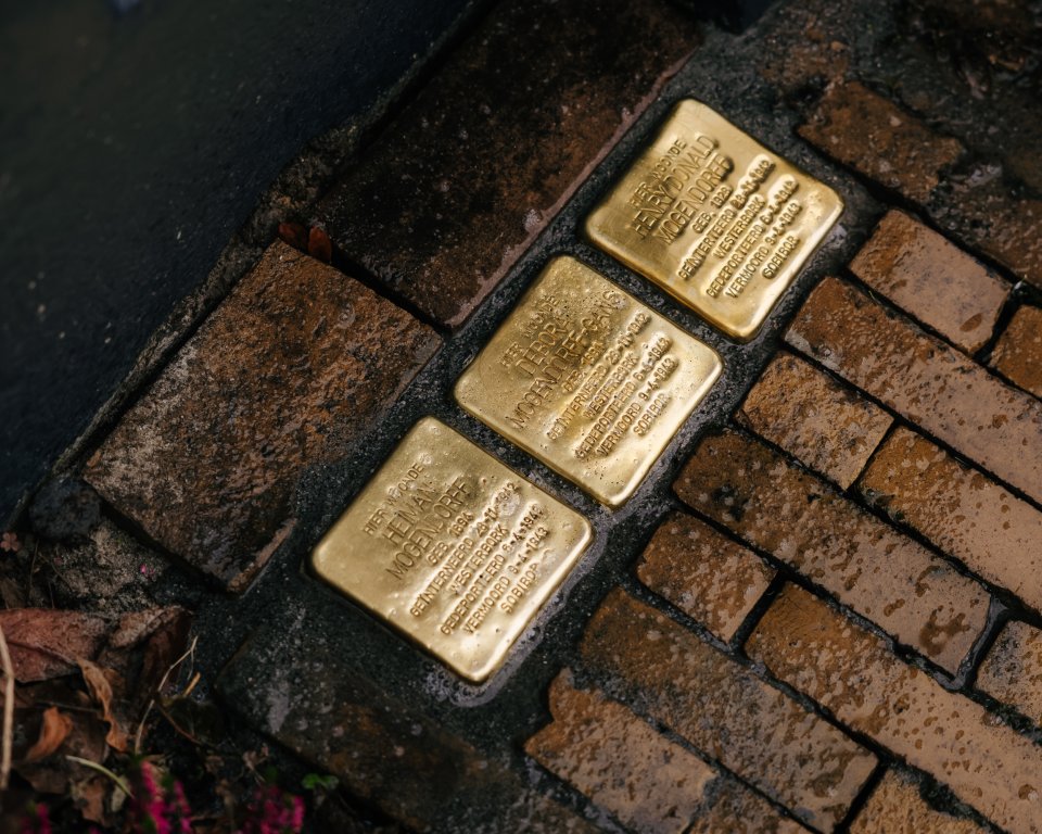 Stolpersteine: vierkante goude stenen in de straat net de namen van Joodse Winterswijkers