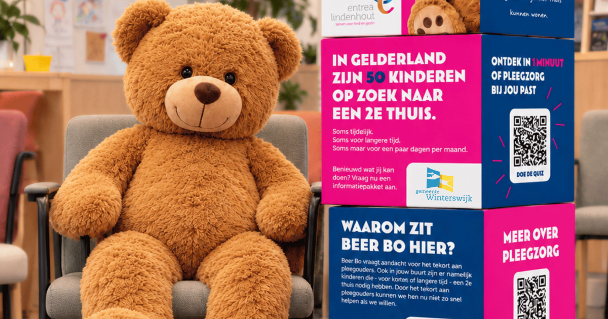 Grote knuffelbeer Bo vraagt aandacht voor kinderen die tijdelijk een 2e thuis nodig hebben