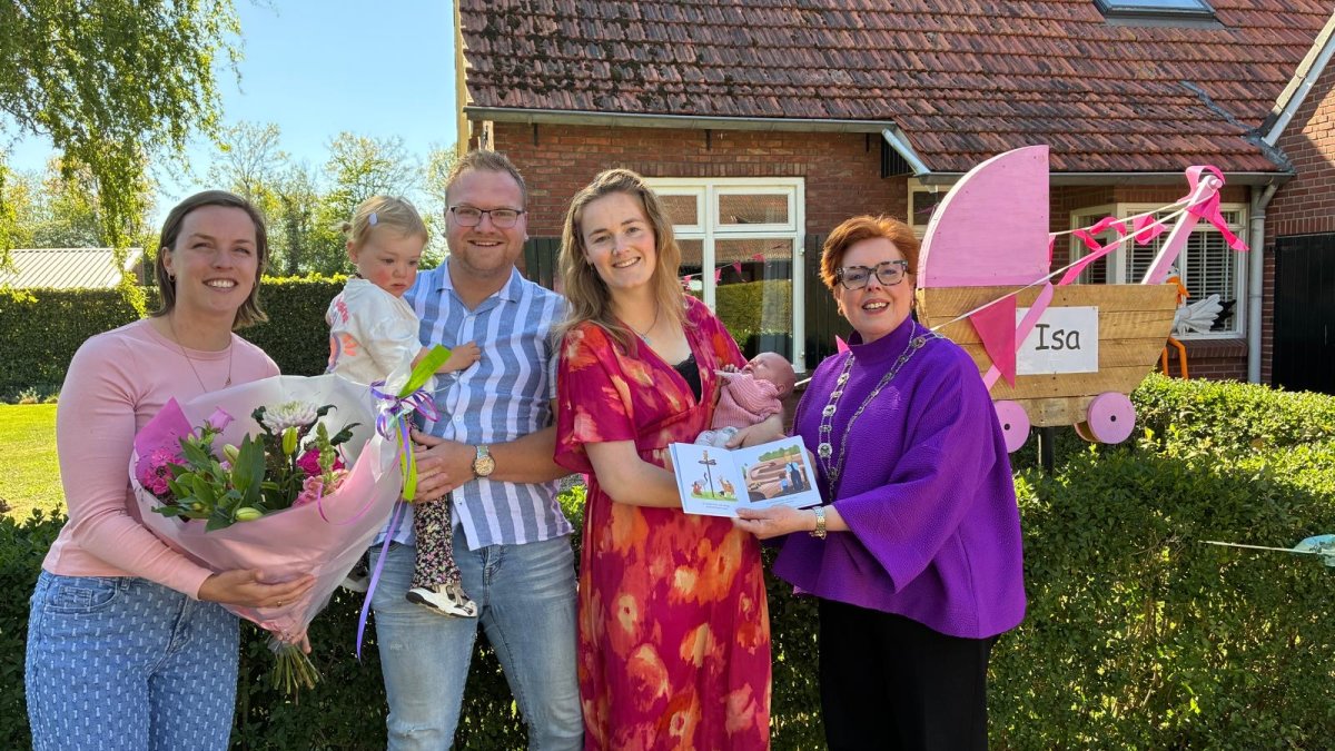Burgemeester Dijkstra reikt vernieuwd geboorteboekje 'Wat fijn dat je er bent' uit